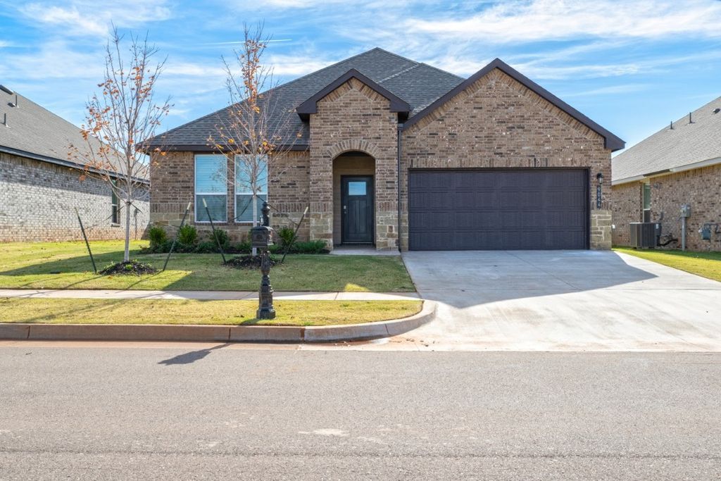 2836 Casey Drive, Yukon, OK 73099