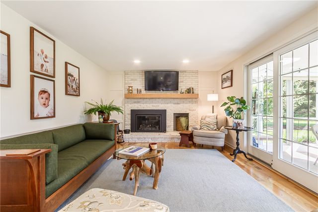 10 Fenimore Drive, Pittsford, NY 14534
