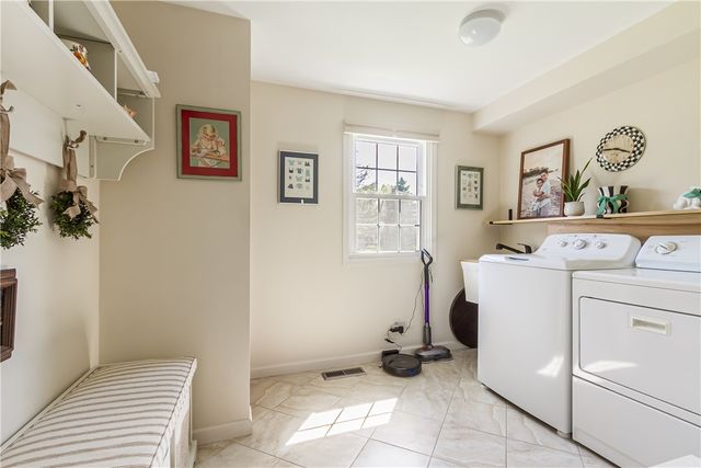 10 Fenimore Drive, Pittsford, NY 14534