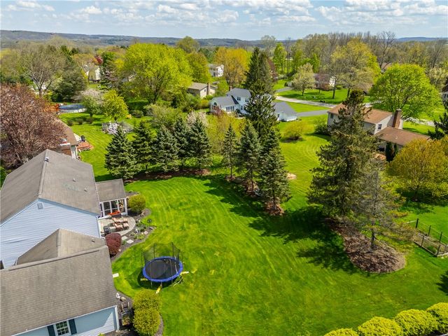 10 Fenimore Drive, Pittsford, NY 14534
