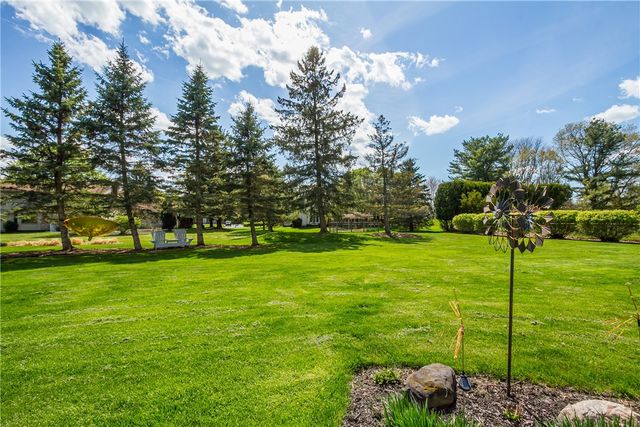 10 Fenimore Drive, Pittsford, NY 14534