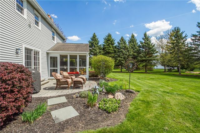 10 Fenimore Drive, Pittsford, NY 14534