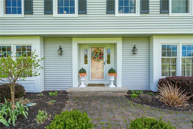 10 Fenimore Drive, Pittsford, NY 14534