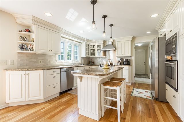 10 Fenimore Drive, Pittsford, NY 14534