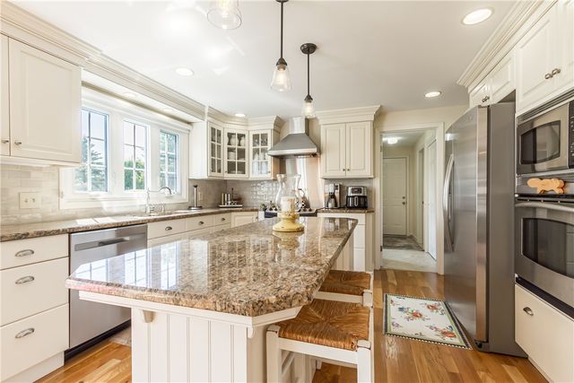 10 Fenimore Drive, Pittsford, NY 14534