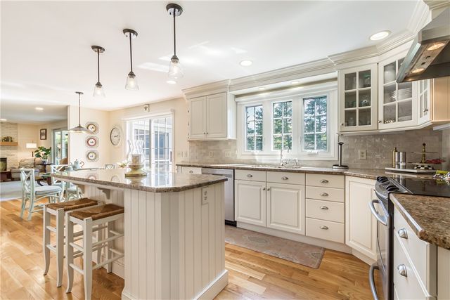 10 Fenimore Drive, Pittsford, NY 14534