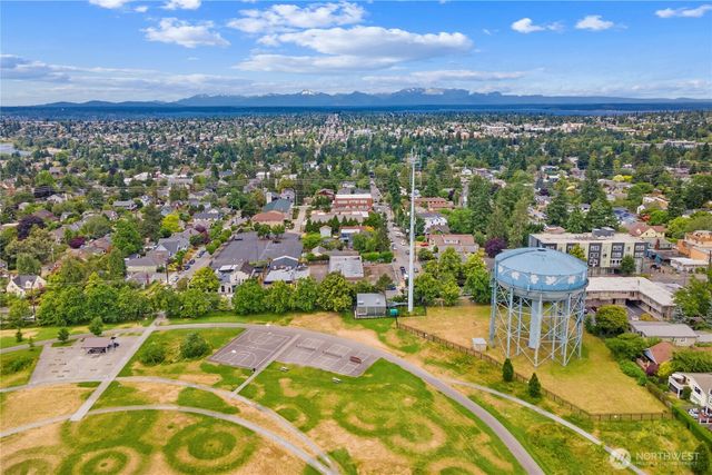 8521 Roosevelt Way NE, Seattle, WA 98115