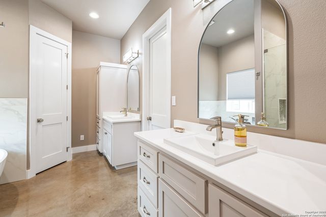 1062 Lariat, Bandera, TX 78003