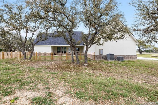 1062 Lariat, Bandera, TX 78003