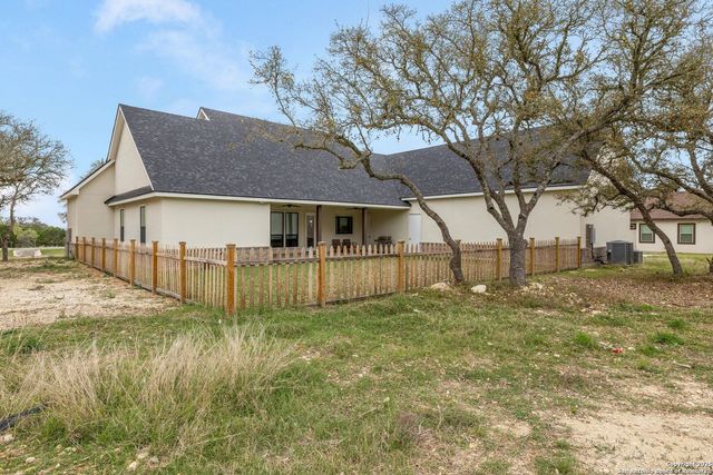 1062 Lariat, Bandera, TX 78003