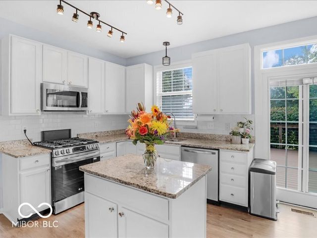 10165 Bootham Close, Fishers, IN 46038