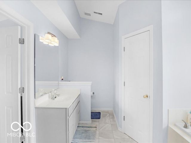 10165 Bootham Close, Fishers, IN 46038