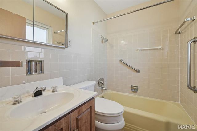 9233 Queenston Drive, Crestwood, MO 63126