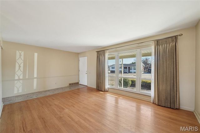 9233 Queenston Drive, Crestwood, MO 63126