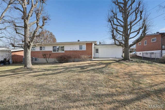 9233 Queenston Drive, Crestwood, MO 63126