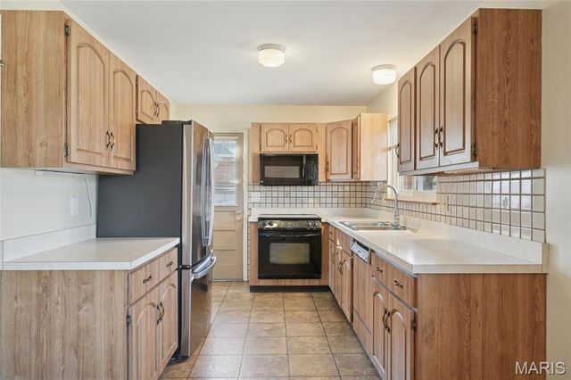 9233 Queenston Drive, Crestwood, MO 63126