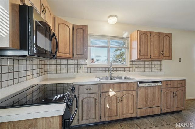 9233 Queenston Drive, Crestwood, MO 63126