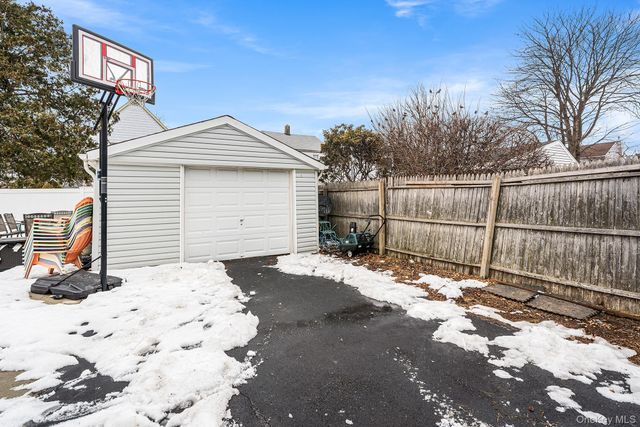 7 Cambridge Avenue, Bethpage, NY 11714