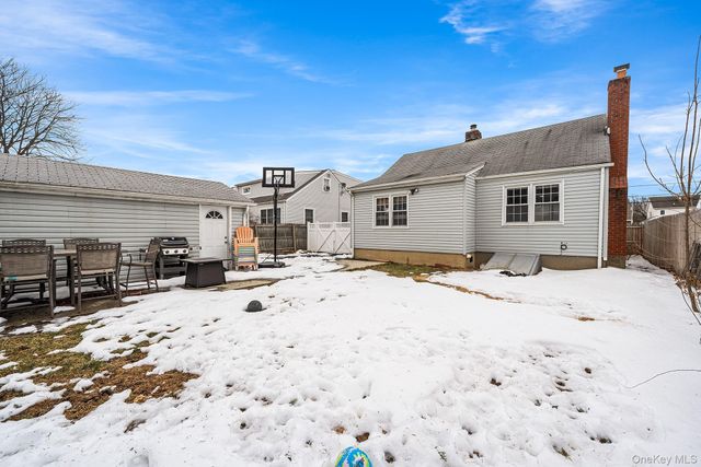 7 Cambridge Avenue, Bethpage, NY 11714