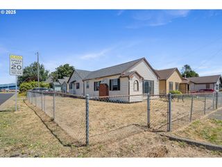 1702 10TH St, Tillamook, OR 97141