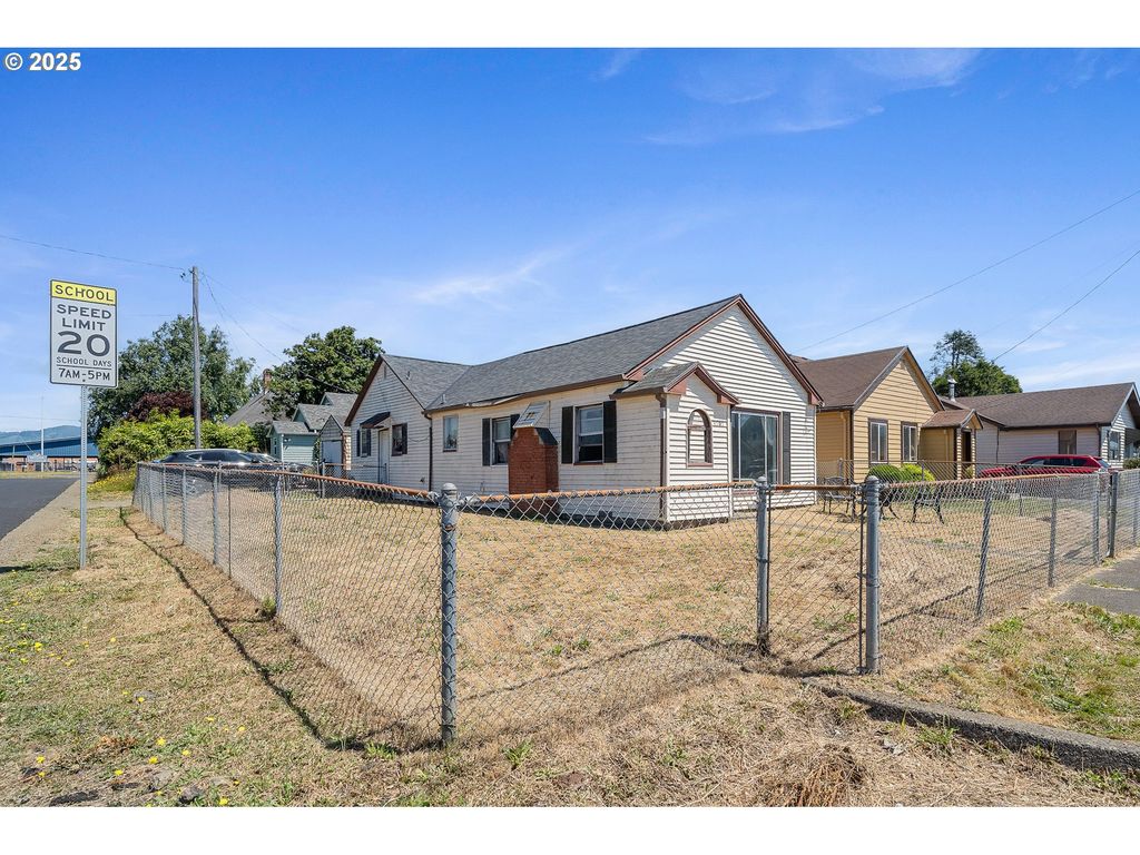 1702 10TH St, Tillamook, OR 97141