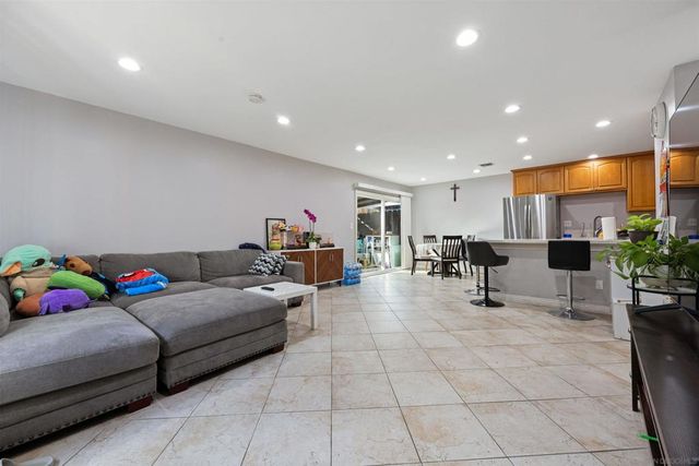 8035 Calle Fanita, Santee, CA 92071