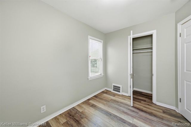 19693 Elkhart Street, Harper Woods, MI 48225