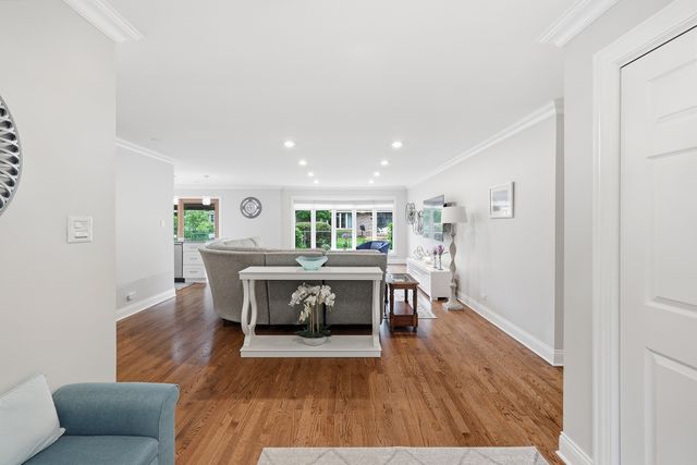 1132 S Fernandez Avenue, Arlington Heights, IL 60005