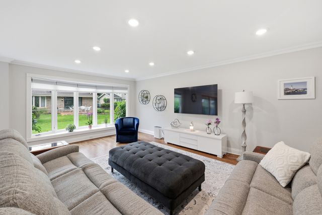 1132 S Fernandez Avenue, Arlington Heights, IL 60005