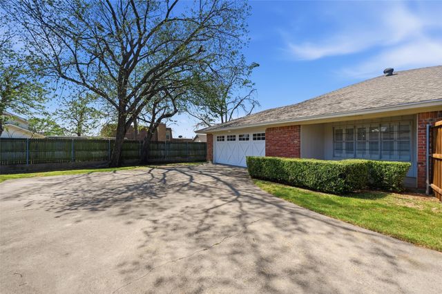 2804 Whispering Trail Circle, Pantego, TX 76013