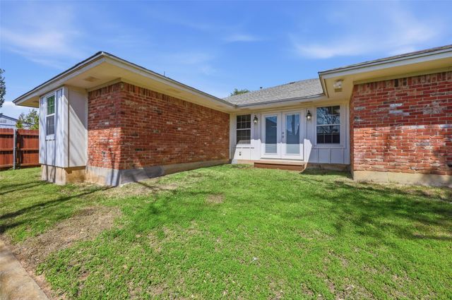 2804 Whispering Trail Circle, Pantego, TX 76013