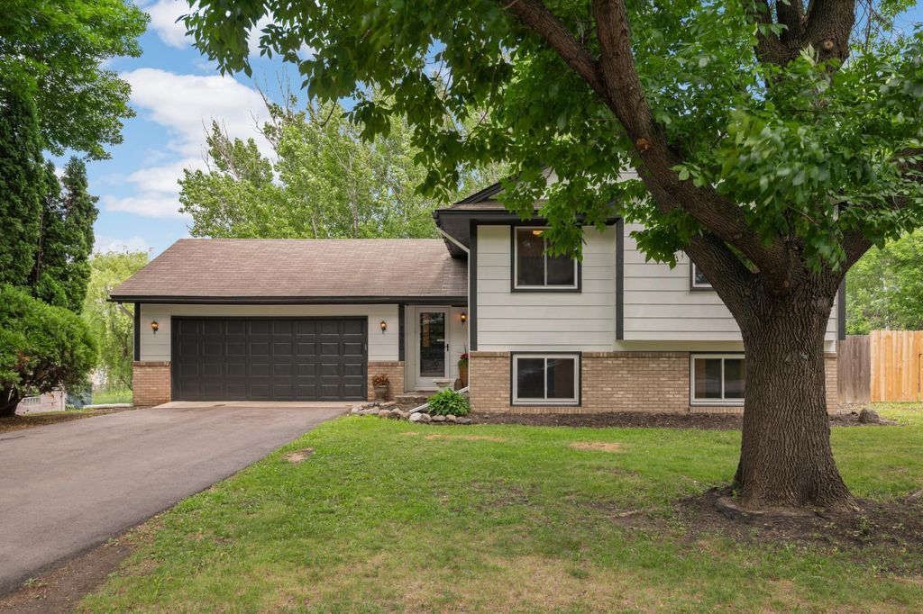 8900 Rosewood Lane N, Maple Grove, MN 55369