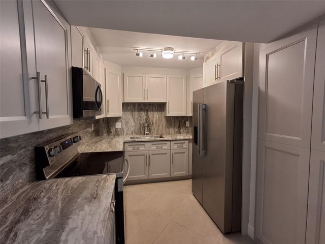 8763 Shadow Wood Boulevard 202, Coral Springs, FL 33071