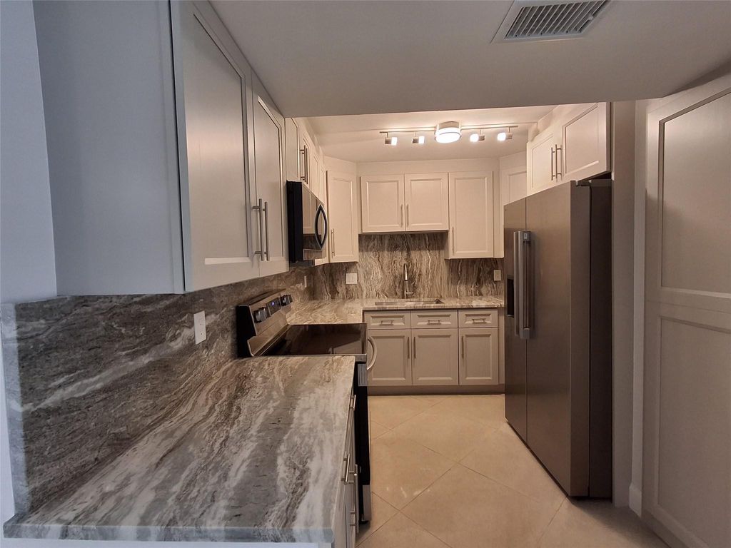 8763 Shadow Wood Boulevard 202, Coral Springs, FL 33071