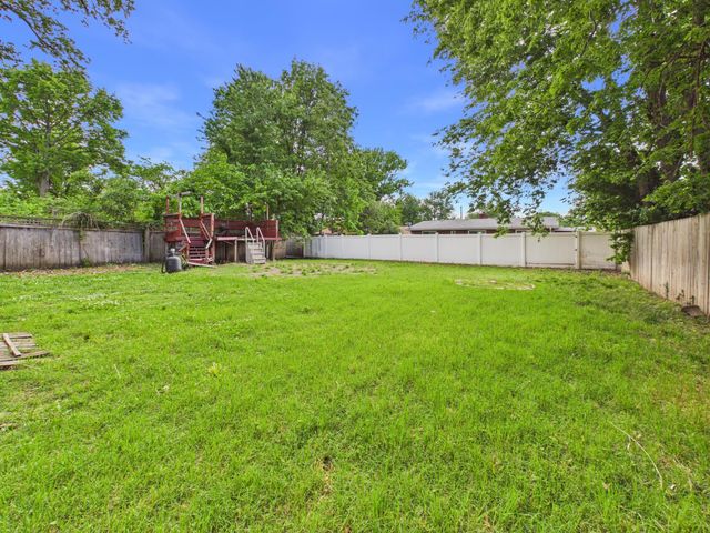 1863 S Chautauqua, Wichita, KS 67211
