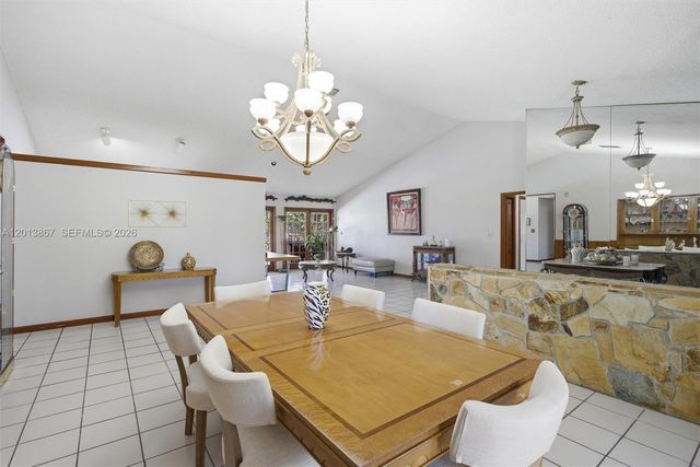 7200 N Oakmont Dr, Hialeah, FL 33015