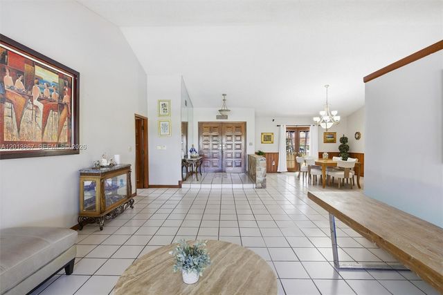 7200 N Oakmont Dr, Hialeah, FL 33015