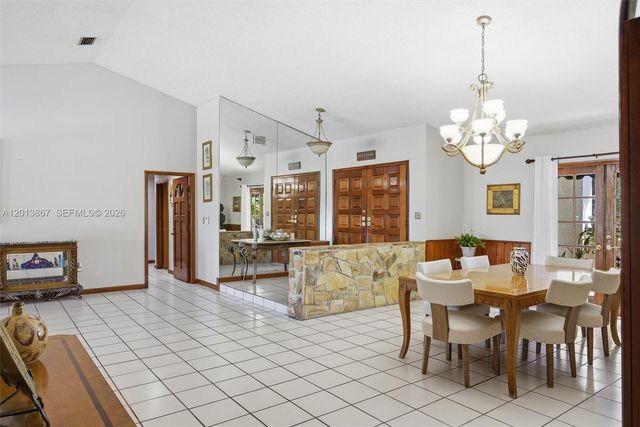 7200 N Oakmont Dr, Hialeah, FL 33015