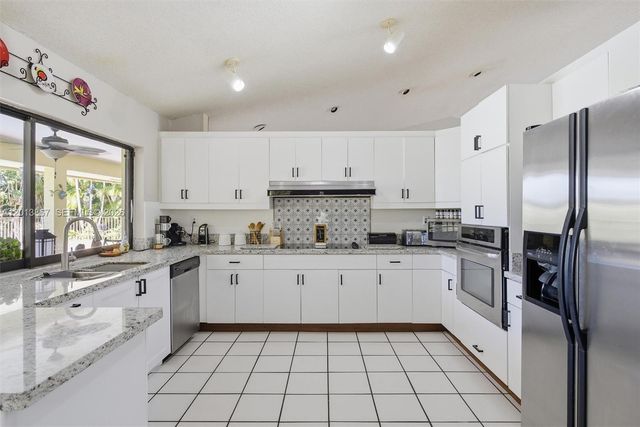 7200 N Oakmont Dr, Hialeah, FL 33015