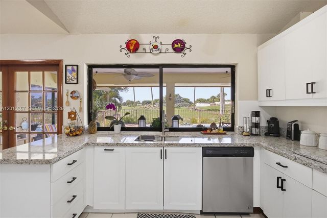 7200 N Oakmont Dr, Hialeah, FL 33015