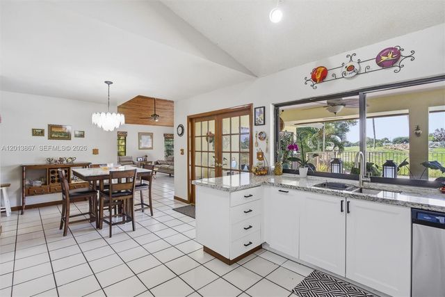 7200 N Oakmont Dr, Hialeah, FL 33015