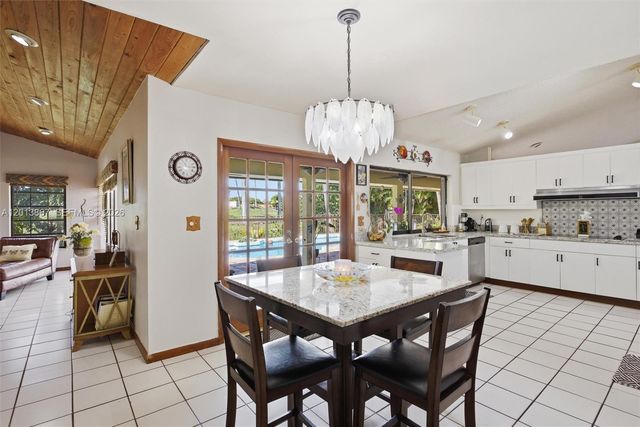 7200 N Oakmont Dr, Hialeah, FL 33015