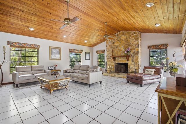 7200 N Oakmont Dr, Hialeah, FL 33015