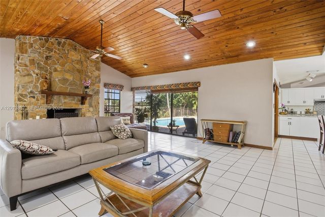 7200 N Oakmont Dr, Hialeah, FL 33015
