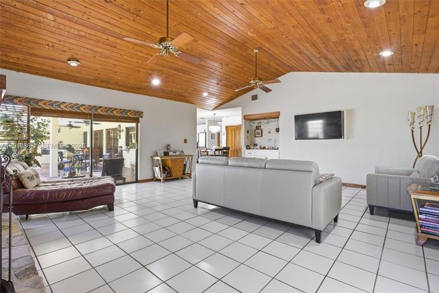 7200 N Oakmont Dr, Hialeah, FL 33015