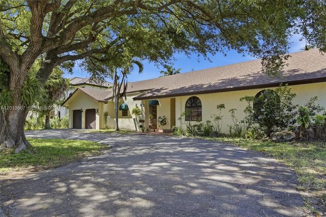 7200 N Oakmont Dr, Hialeah, FL 33015