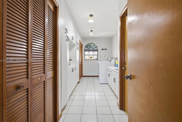 7200 N Oakmont Dr, Hialeah, FL 33015