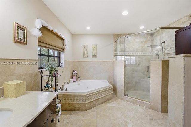 7200 N Oakmont Dr, Hialeah, FL 33015