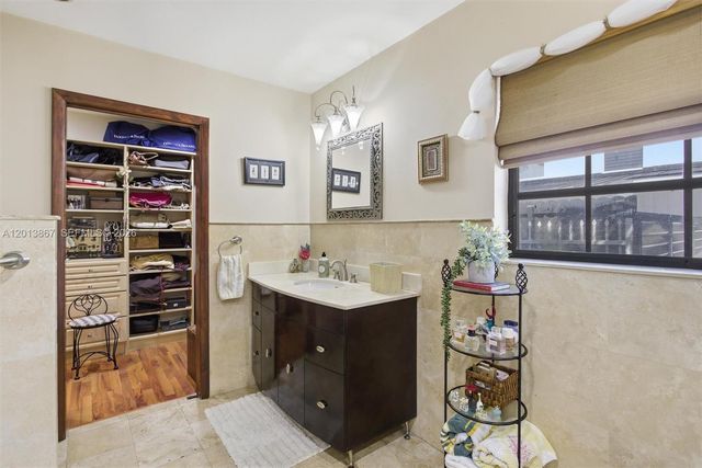 7200 N Oakmont Dr, Hialeah, FL 33015