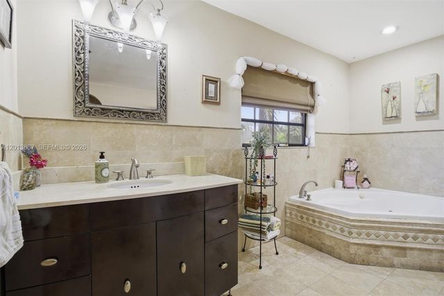 7200 N Oakmont Dr, Hialeah, FL 33015
